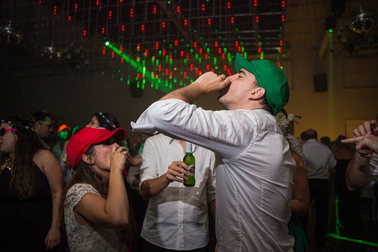 Santa Lucía. Novios bebiendo un shot de tequila. @holy.champagne