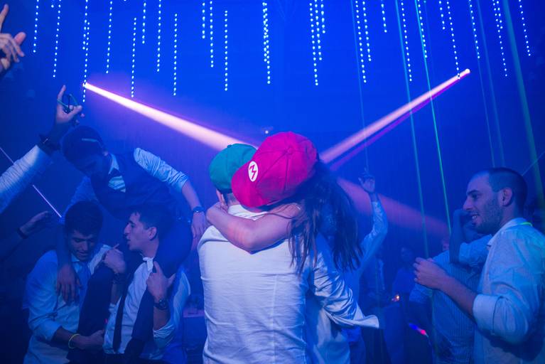 Santa Lucía. Novios abrazados en el carnaval carioca después de haberlo dado todo.