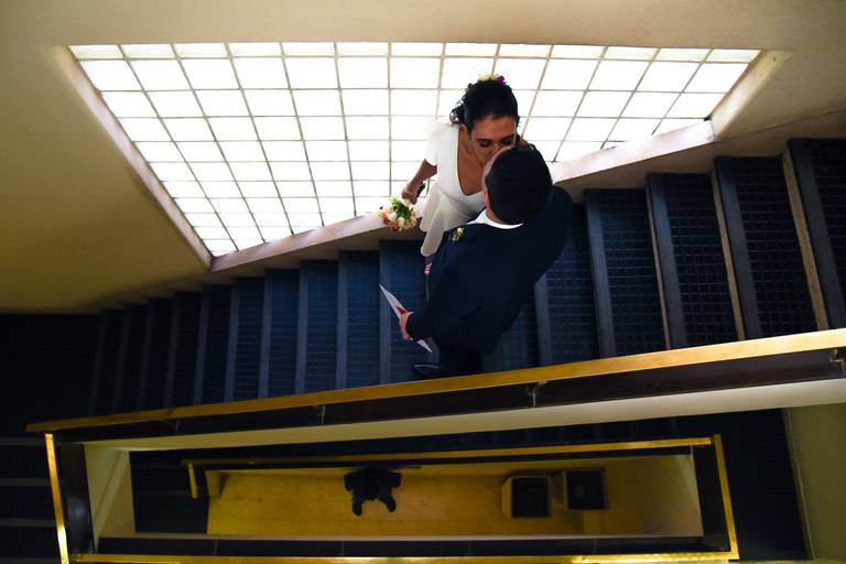 Boda en el civil de Uruguay, CABA. Beso de los novios en la escalera del registro civil. Marcos Pasquare fotógrafo de bodas