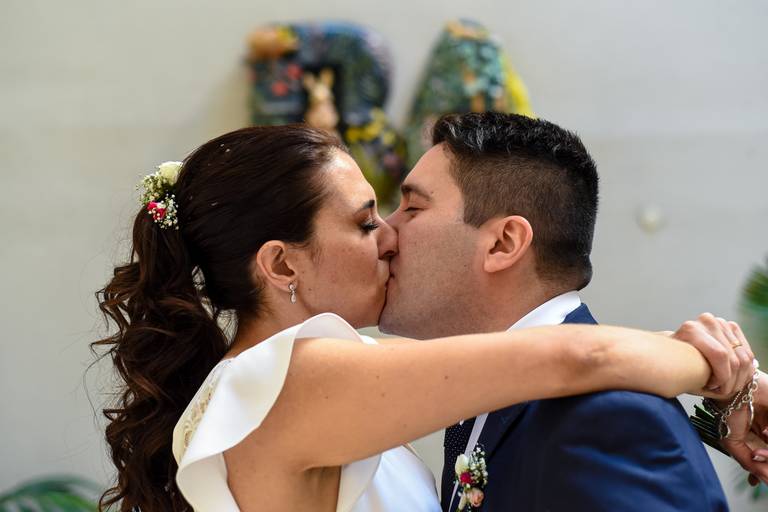 Boda en el civil de Uruguay, CABA. Retrato de los novios. Marcos Pasquare fotógrafo de bodas