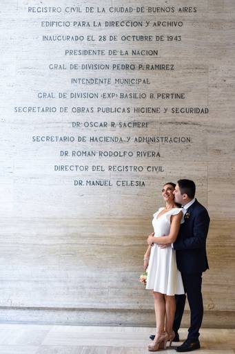 Boda en el civil de Uruguay, CABA. Retrato de los novios. Marcos Pasquare fotógrafo de bodas