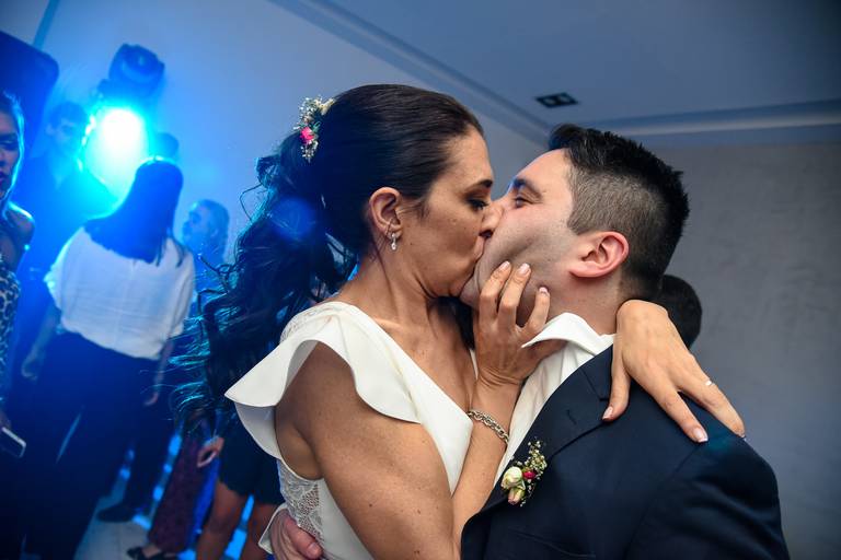 Novios en tanda de baile en Casa Meraki, Palermo, CABA.. Marcos Pasquare fotógrafo de bodas
