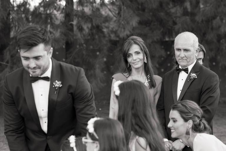 Mirada de la madrina y el padrino del novio antes que termine la ceremonia.