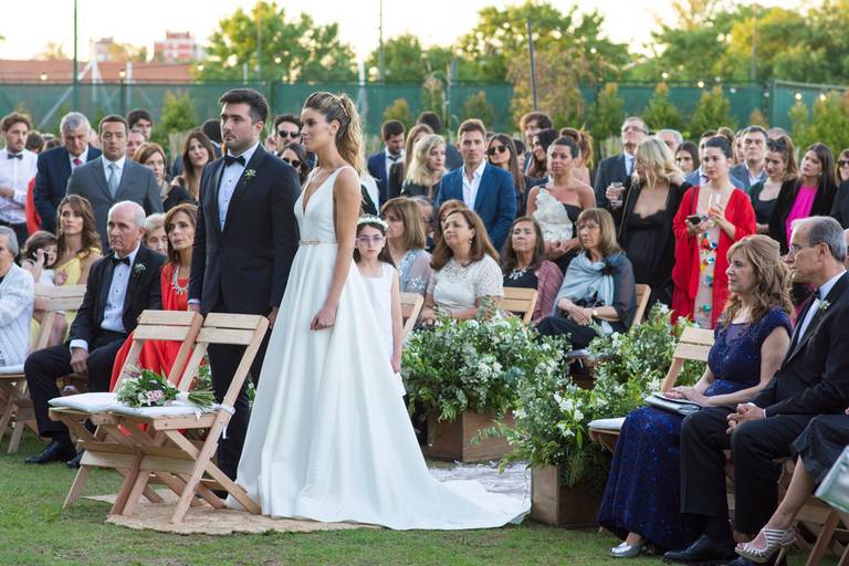 Fotografía de bodas, día, exterior. Hermosos novios.