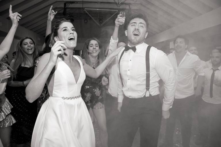 Los novios en la pista de baile. Foto en blanco y negro. 