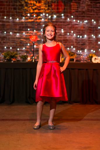 Retrato niña vestido fucsia, bar mitzvah. Salón El Garage, San Telmo, CABA. Marcos Pasquare fotógrafo de bar mitzvah
