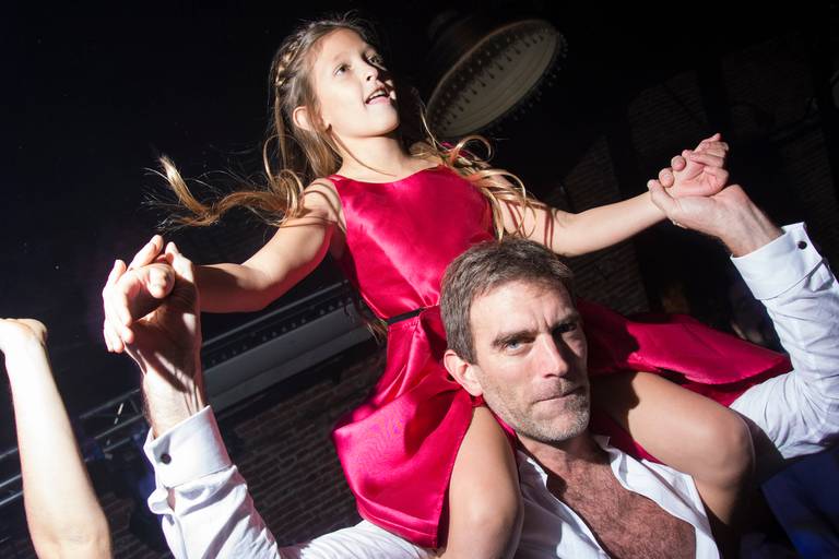 El papá lleva a su hija en sus hombros, bar mitzvah. Salón El Garage, San Telmo, CABA. Marcos Pasquare fotógrafo de bar mitzvah