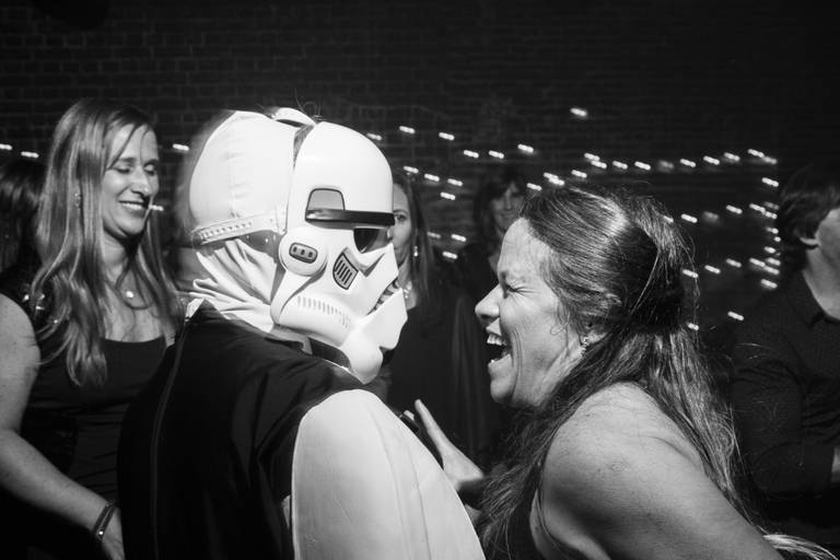 Fiesta judía, Salón El Garage, San Telmo, CABA. Marcos Pasquare fotógrafo de bar mitzvah. foto blanco y negro.