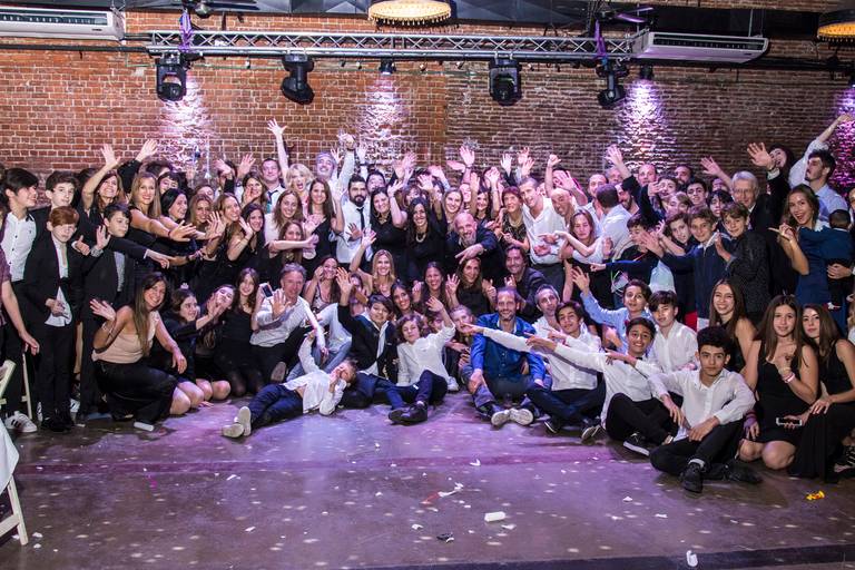 Foto final de fiesta. Fiesta judía, Salón El Garage, San Telmo, CABA. Marcos Pasquare fotógrafo de bar mitzvah