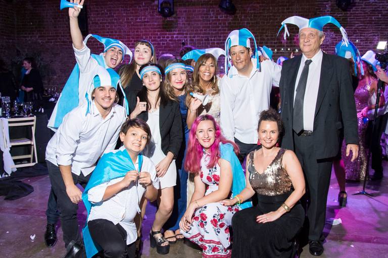 Fiesta judía, Salón El Garage, San Telmo, CABA. Marcos Pasquare fotógrafo de bar mitzvah. Tanda futbolera. Cotillón.