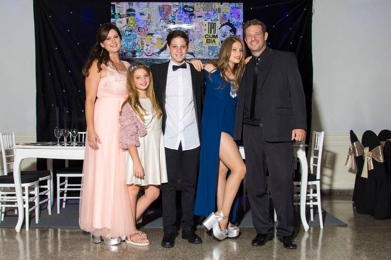 Foto familiar. Fiesta judía, Recepciones Kaaldalá, La Paternal, CABA. Marcos Pasquare fotógrafo de bar mitzvah