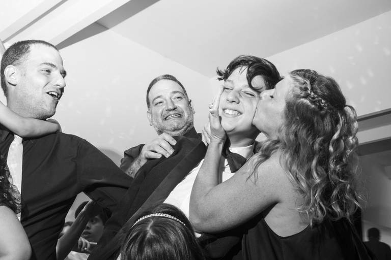 Beso en el medio de la pista de baile. Fiesta judía, Recepciones Kaaldalá, La Paternal, CABA. Marcos Pasquare fotógrafo de bar mitzvah