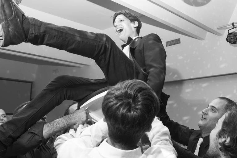 El nene en la silla en las altura del salón. Fiesta judía, Recepciones Kaaldalá, La Paternal, CABA. Marcos Pasquare fotógrafo de bar mitzvah