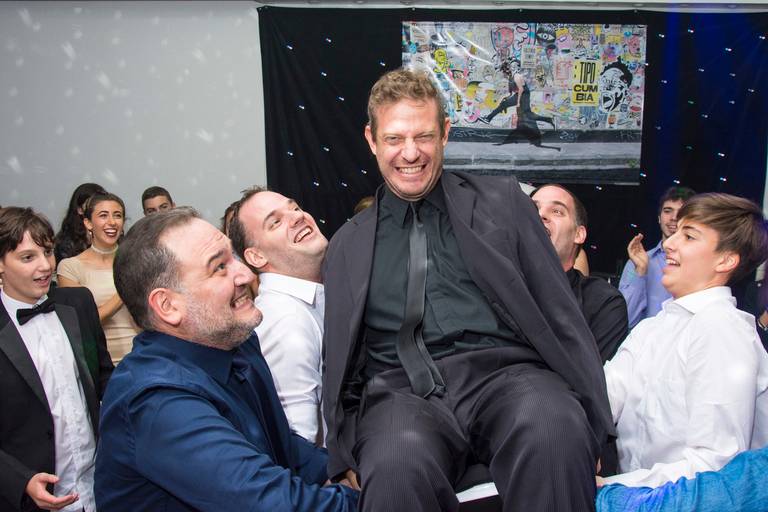 Foto familiar. Fiesta judía, Recepciones Kaaldalá, La Paternal, CABA. Marcos Pasquare fotógrafo de bar mitzvah