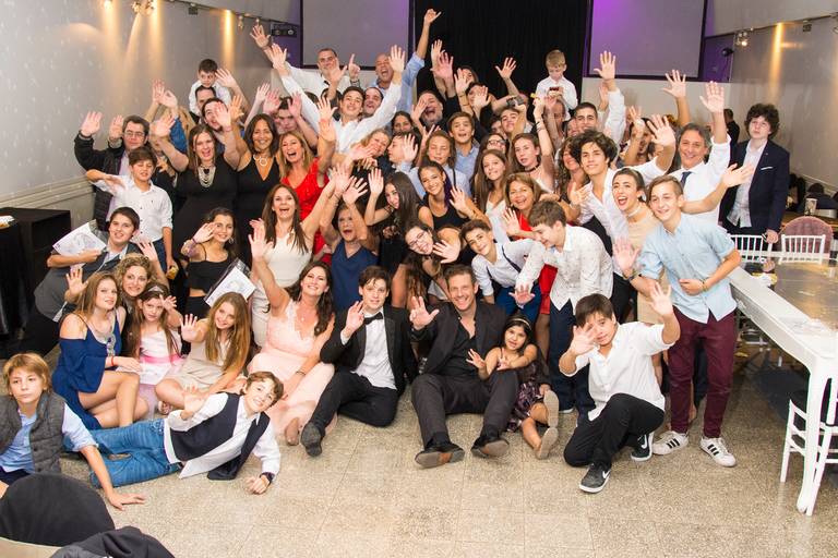 Foto final de fiesta. Fiesta judía, Recepciones Kaaldalá, La Paternal, CABA. Marcos Pasquare fotógrafo de bar mitzvah