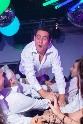 Foto del papá que lo revolean haciua arriba en Colony Eventos, Flores, CABA. Marcos Pasquare fotógrafo de bar mitzvah