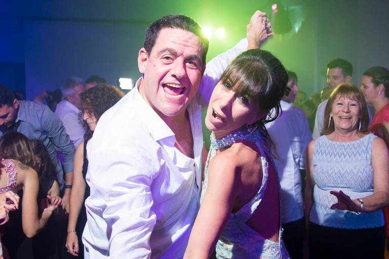 Foto mamá y papá del anfitrión en Colony Eventos, Flores, CABA. Marcos Pasquare fotógrafo de bar mitzvah