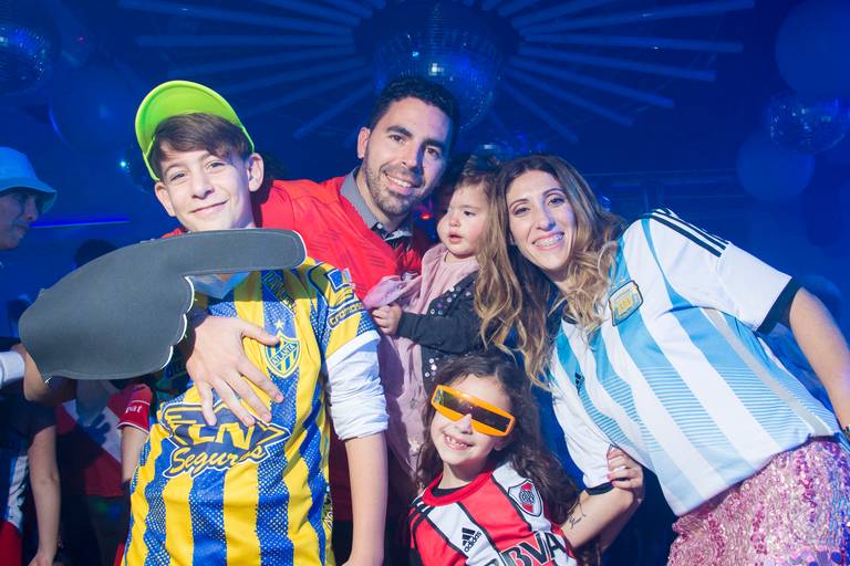 Foto familiar. Fiesta judía, Tanda futbolera, vestidos de Atlanta, en Colony Eventos, Flores, CABA. Marcos Pasquare fotógrafo de bar mitzvah. Fiesta judía. Selección Argentina.