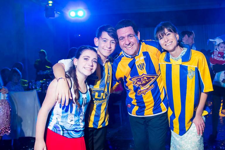 Foto familiar. Fiesta judía, Tanda futbolera, vestidos de Atlanta, en Colony Eventos, Flores, CABA. Marcos Pasquare fotógrafo de bar mitzvah. Fiesta judía.