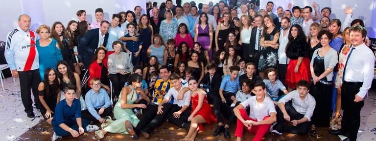 Foto final de fiesta en Colony Eventos, Flores, CABA. Marcos Pasquare fotógrafo de bar mitzvah