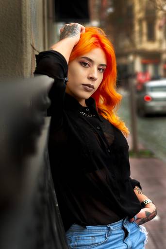 @tamarajaurena book exterior, urbano, San Telmo, Colorada, maquillaje. @walconda color fantasía naranja