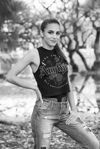 Carla es una chica de quince todo terreno, hacía mucho frío y eso no le impidió tomarse una sesión en exteriores. 