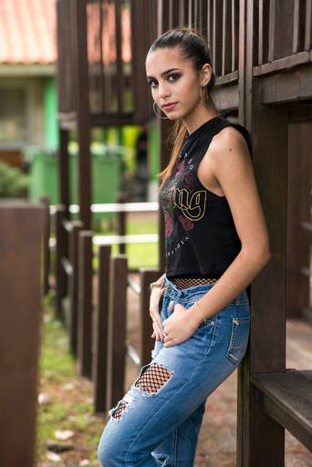 Carla en zona de juegas con un look muy rockero. Marcos Pasquare Fotógrafo de quince años.