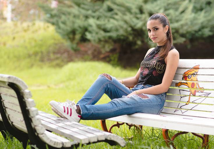 Retrato de book de quince años. Banco de parque con dibujos. Marcos Pasquare Fotógrafo de quince años.