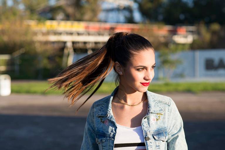 Carla con los pelos al viento y el sol brillando en su cara. Marcos Pasquare Fotógrafo de quince años.
