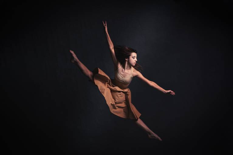 @tatimailen foto en estudio salto. Salto de danza, bailarina pollera, ballet, arte.