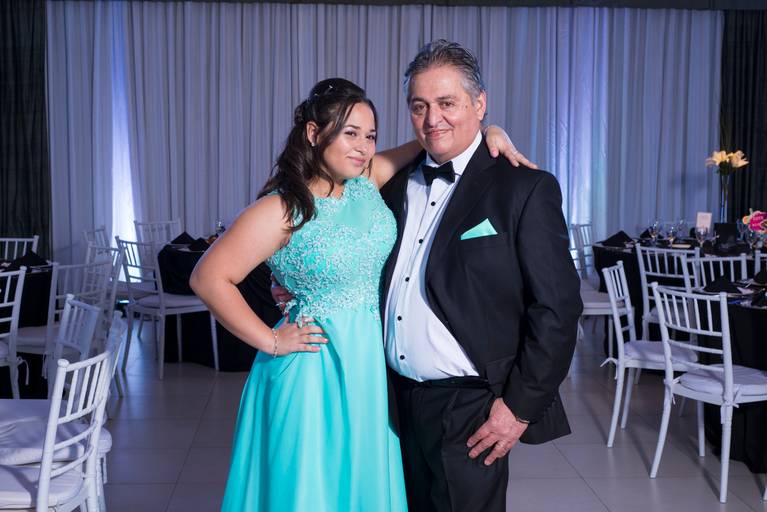 Quinceañera con su papá, ella luce un vestido hermoso.  Colony Eventos, Flores. Marcos Pasquare Fotógrafo de quince.