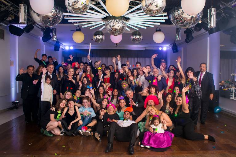 Foto de fin de fiesta.  Colony Eventos, Flores. Marcos Pasquare Fotógrafo de quince.