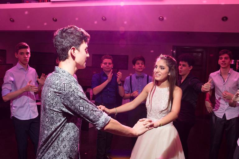  quinceañera baila con amigo. Almagro, CABA. Marcos Pasquare Fotógrafo de quince.