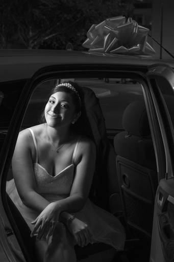 Quinceañera en el auto antes de subir al salón. Foto blanco y negro. Almagro, CABA. Marcos Pasquare Fotógrafo de quince.