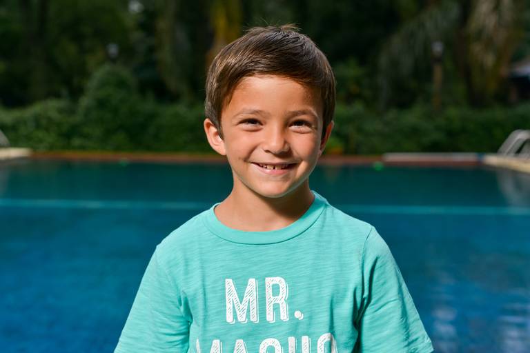 Niño morocho. Retrato infantil en exterior día de lluvia con una piscina de fondo. Marcos Pasquare fotografía de