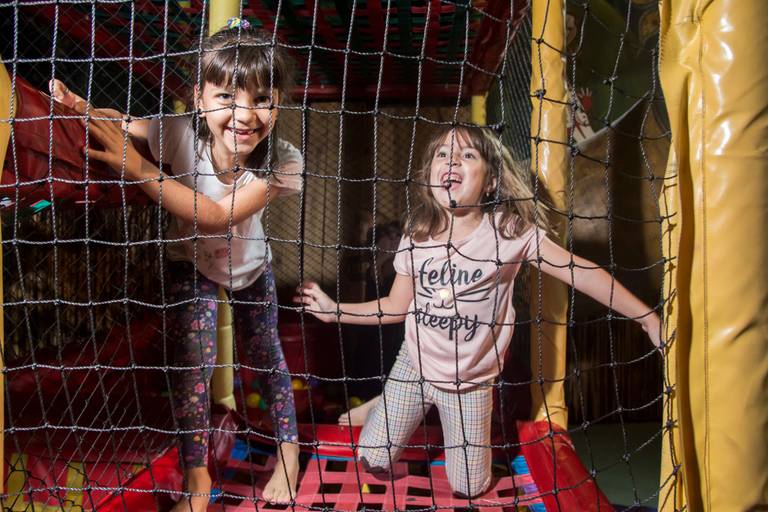 Niñas en el pelotero de Kakumba. Marcos Pasquare fotografía de eventos.