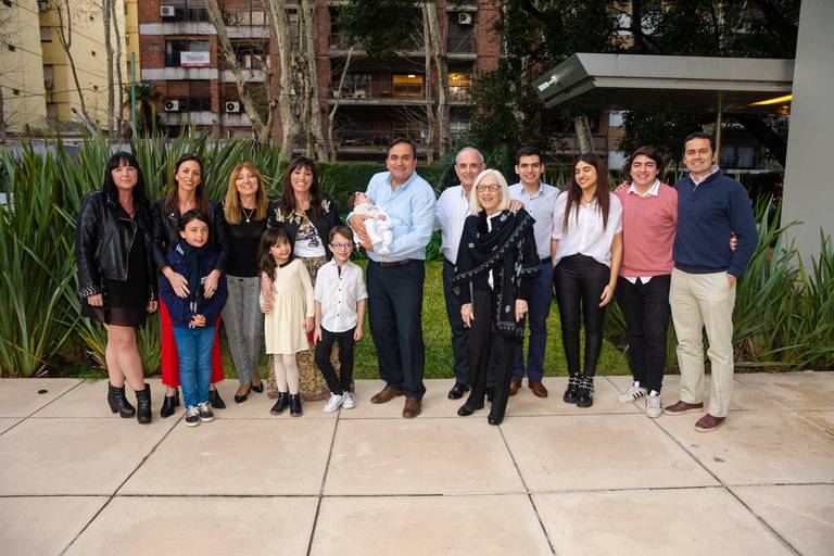 Foto familiar en un bautismo en Belgrano.