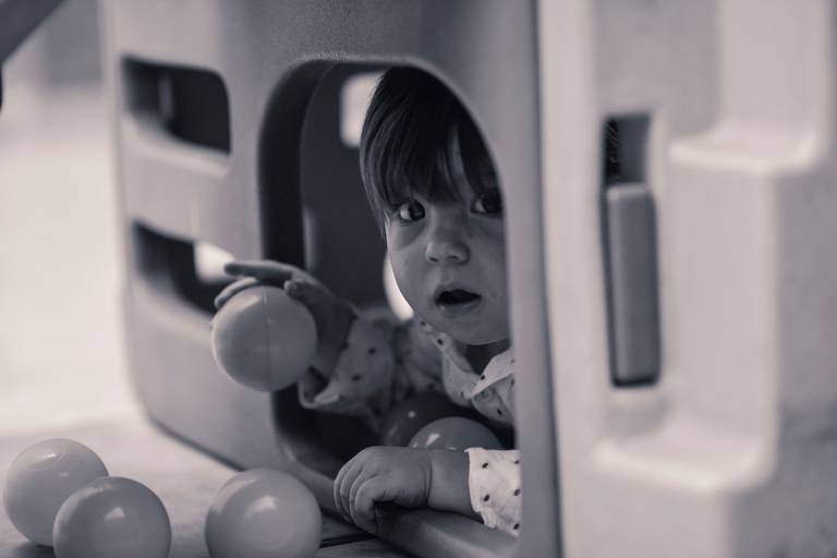 Niño se asoma por una entrada de un juego. Marcos Pasquare fotografía de eventos.