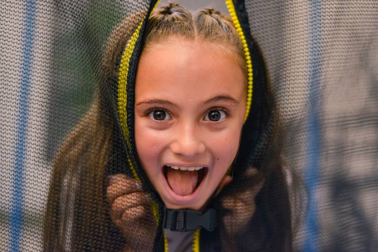 Niña pone cara graciosa. Marcos Pasquare fotografía de eventos.