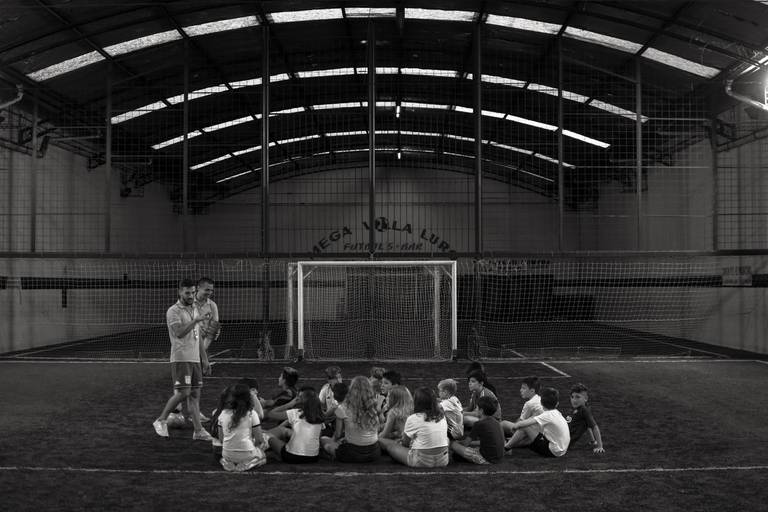 Los coordinadores armando las actividades para los chicos. Marcos Pasquare fotografía de eventos.