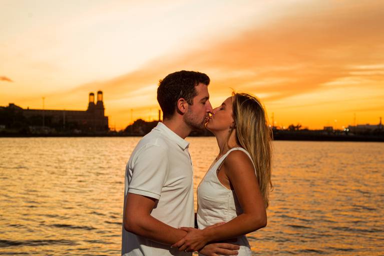 El beso del amanecer. Costanera norte, CABA. Sesión pre boda. Marcos Pasquare Fotógrafo de Bodas.