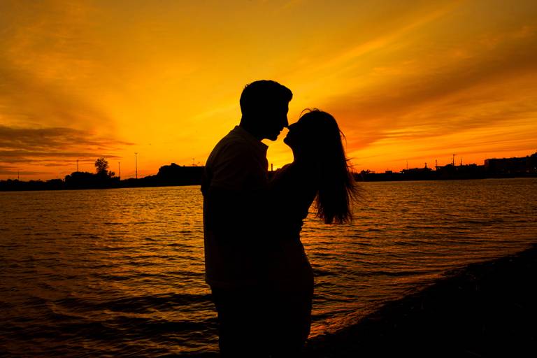Amanecer en la costanera norte, CABA. Cielo dorado y la silueta de la pareja. Sesión pre boda. Marcos Pasquare Fotógrafo de Bodas.