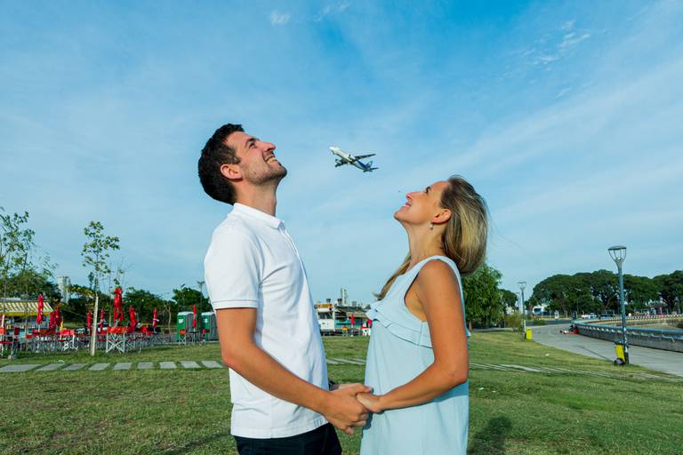Un avión y el sueño de comenzar un camino juntos. Costanera norte, CABA. Sesión pre boda. Marcos Pasquare Fotógrafo de Bodas.