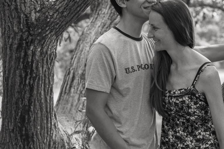 Sesión pre boda en la Costanera Sur, CABA. La novia sonríe y se apoya en su compañero. Reserva ecológica. Marcos Pasquare Fotógrafo de Bodas.