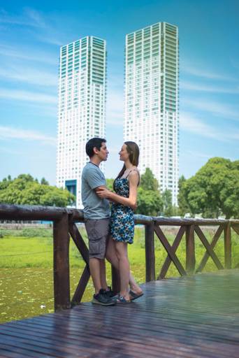 Sesión pre boda en la Costanera Sur, CABA. Los novios se toman y de fondo la ciudad y el verde de la  Reserva ecológica. Marcos Pasquare Fotógrafo de Bodas.