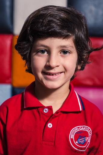 Retrato informal escolar. Fondo cubos de colores. Hermoso niño. Gran fotografía escolar. Marcos Pasquare. Mataderos. 