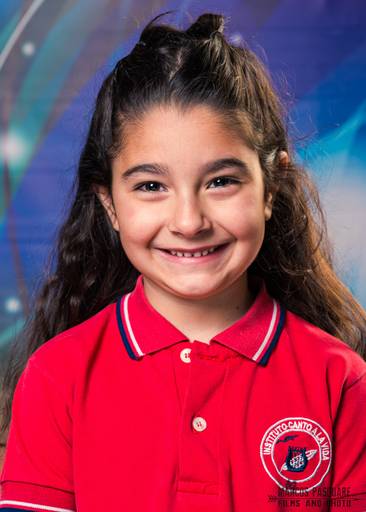 Hermosa sonrisa de niña de primer grado para su foto escolar. Recuerdo escolar 2020. Marcos Pasquare Fotografía escolar.