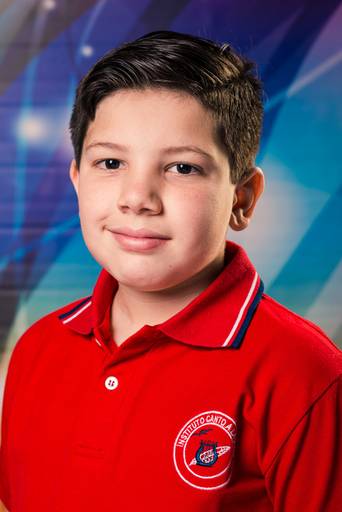 Retrato escolar de niño con fondo de fantasía. realizado en estudio fotográfico. Instituto Canto a la vida. Villa Lugano.