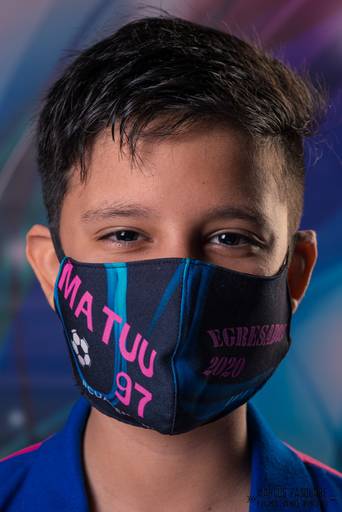 Primer plano retrato de alumno de sétimo con barbijo personalizado.  Marcos Pasquare Fotografía escolar.