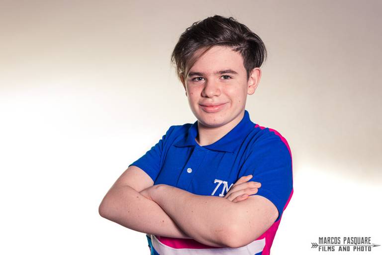 Alumno de séptimo del Instituto María Ana Mogas brazos cruzados. Modo oso. Marcos Pasquare Fotografía escolar.